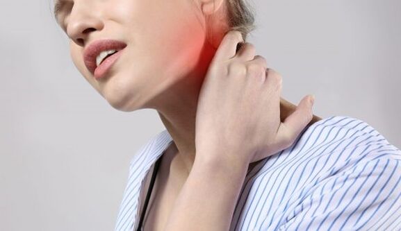 با پوکی استخوان ستون فقرات گردنی، درد در گردن و شانه ها ظاهر می شود