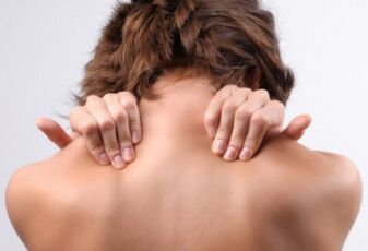 به دلیل پوکی استخوان گردن، یک زن نگران بی حسی ناحیه یقه گردن است. 