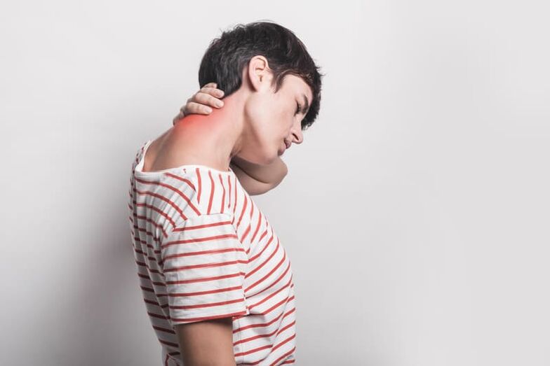 گردن درد در یک زن مبتلا به استئوکندروز ستون فقرات گردنی