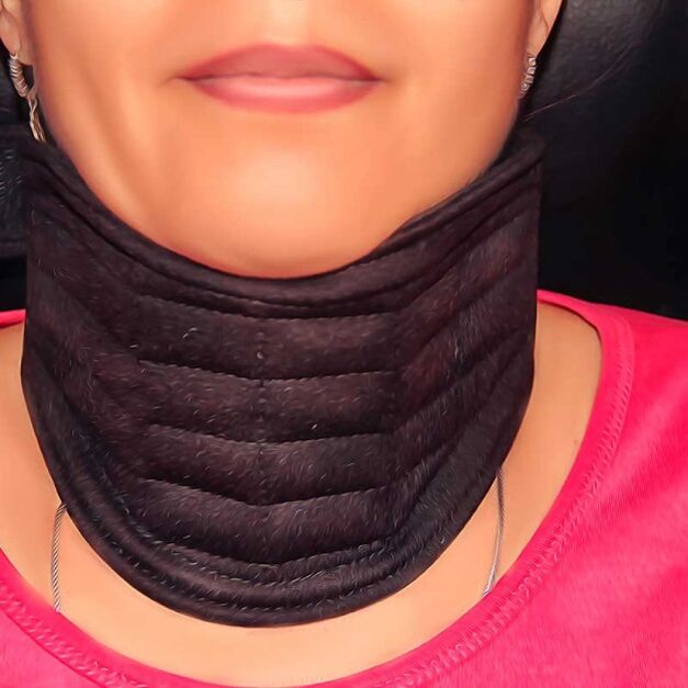 بانداژ گردن پس از محاصره پزشکی برای استئوکندروز ستون فقرات گردنی
