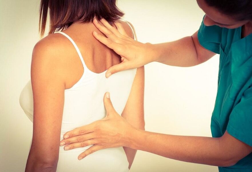 معاینه توسط متخصص برای استئوکندروز قفسه سینه
