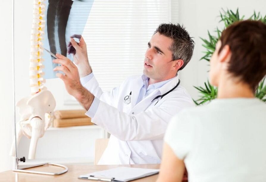 پزشک برای تشخیص استئوکندروز قفسه سینه عکس اشعه ایکس را بررسی می کند
